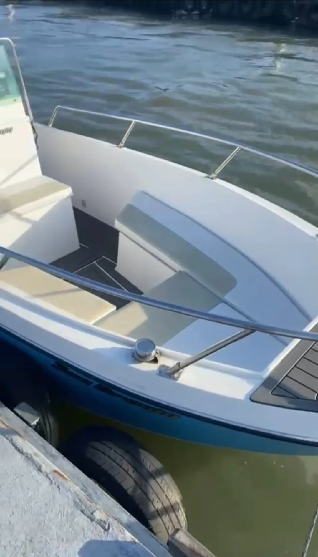 Lancha Wellcraft 21 pés - Foto 2 mostrando detalhes da embarcação