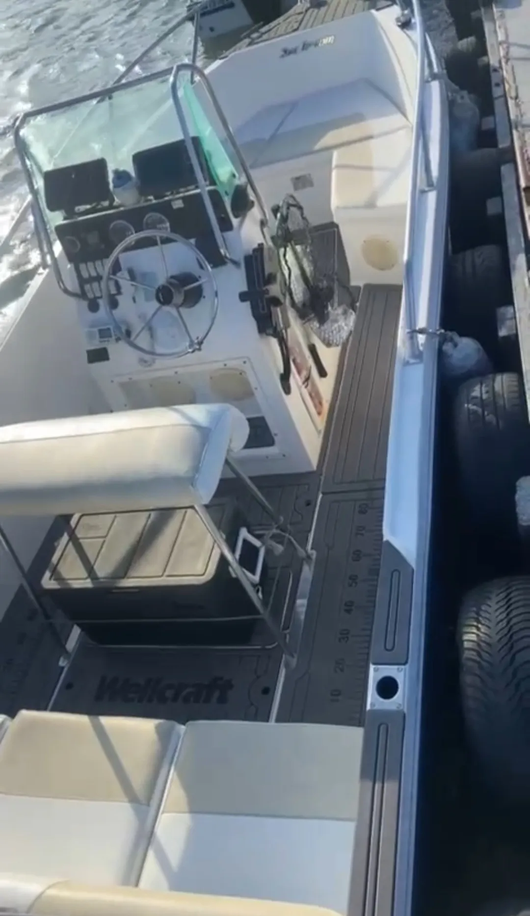 Lancha Wellcraft 21 pés - Foto 5 mostrando detalhes da embarcação