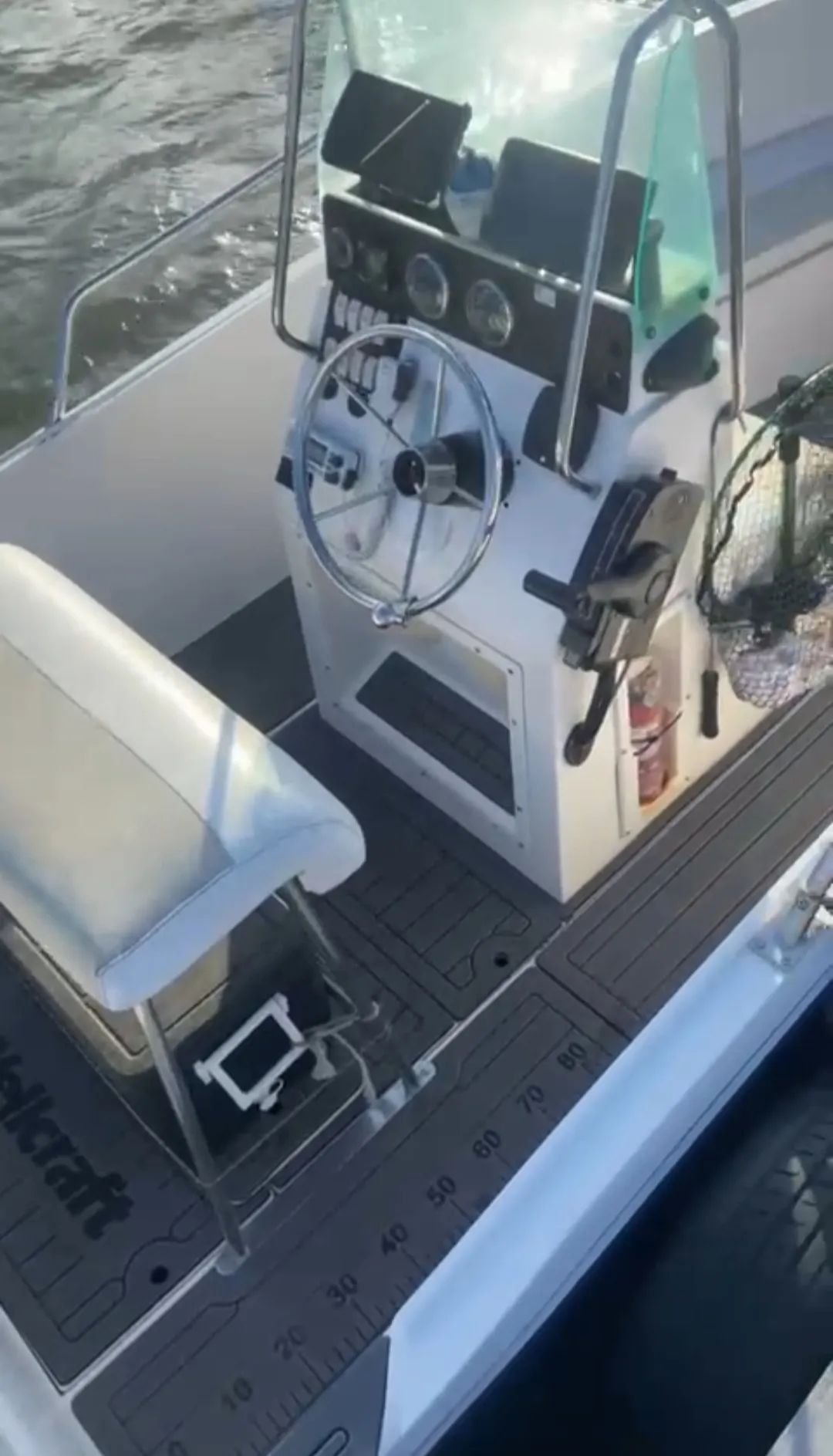 Lancha Wellcraft 21 pés - Foto 4 mostrando detalhes da embarcação