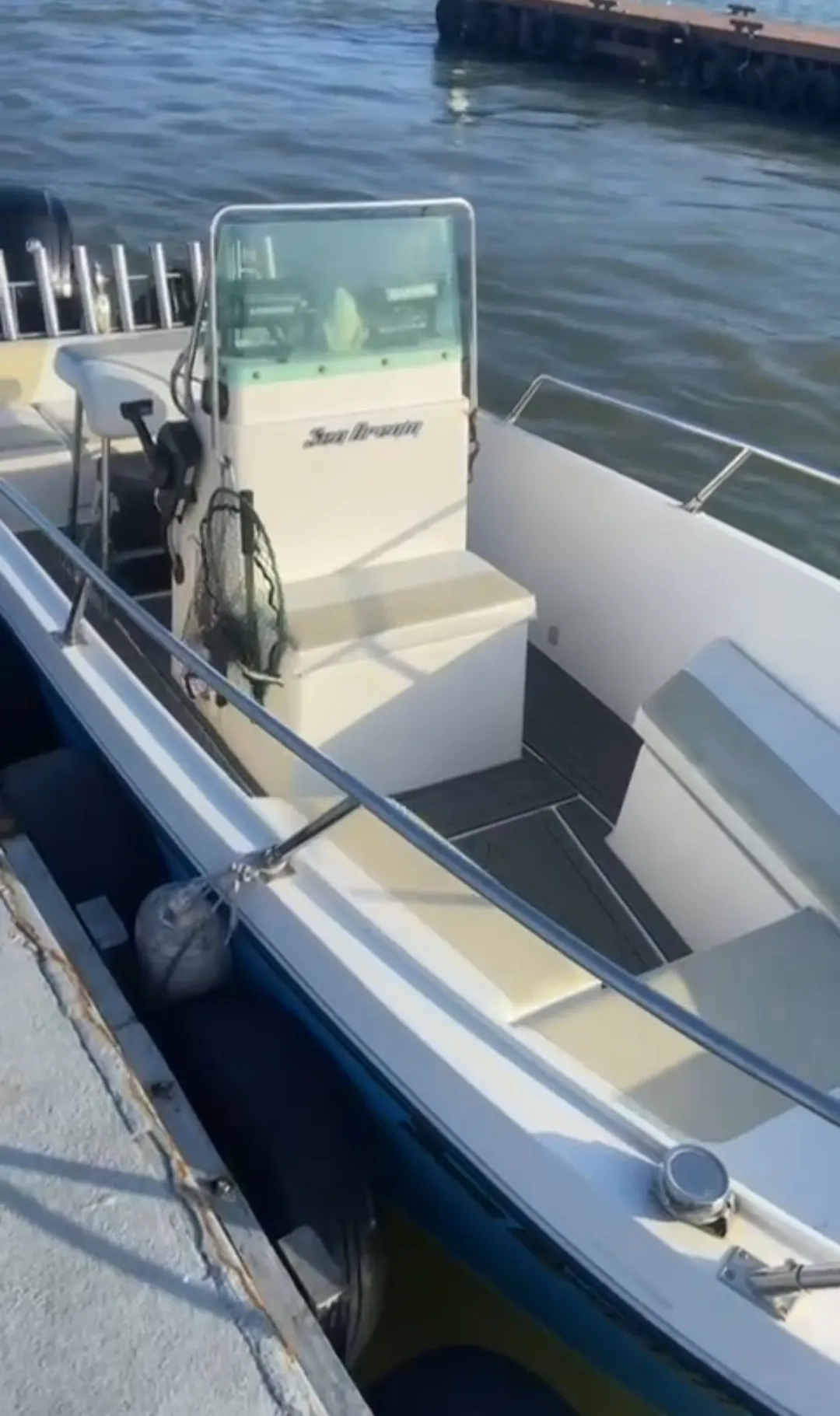 Lancha Wellcraft 21 pés - Foto 7 mostrando detalhes da embarcação