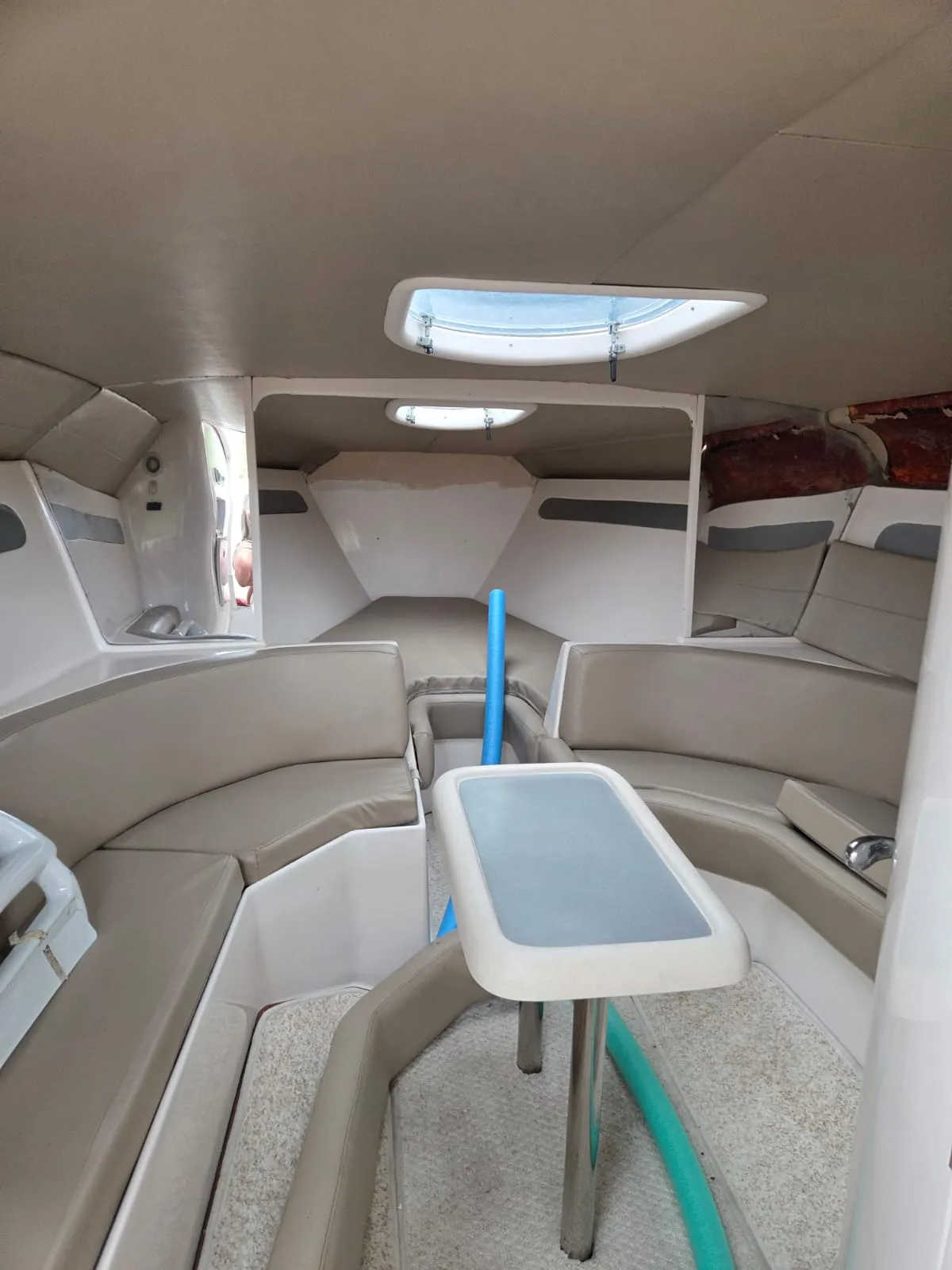 Lancha Dynamax 30 pés - Foto 5 mostrando detalhes da embarcação