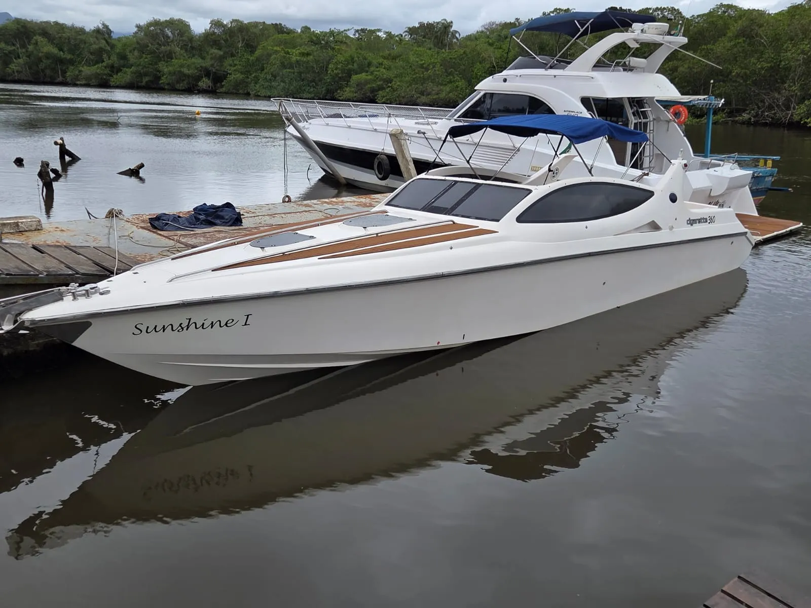 Lancha Dynamax 30 pés - Foto 9 mostrando detalhes da embarcação