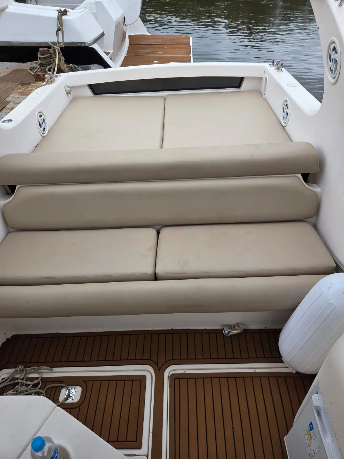 Lancha Dynamax 30 pés - Foto 3 mostrando detalhes da embarcação