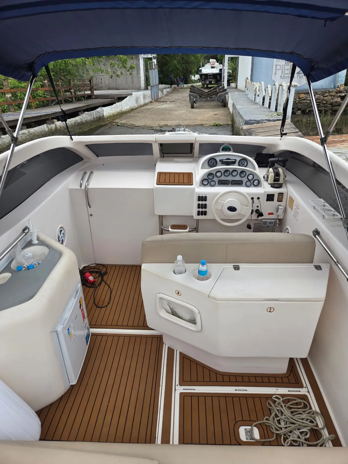 Lancha Dynamax 30 pés - Foto 7 mostrando detalhes da embarcação