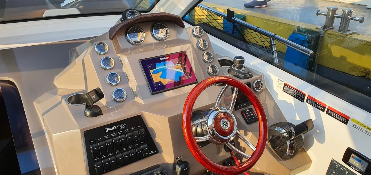 Lancha NX 37 pés - Foto 2 mostrando detalhes da embarcação