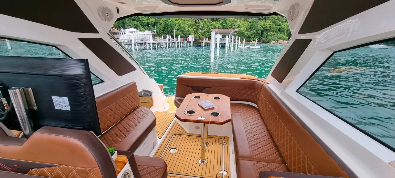 Lancha NX 37 pés - Foto 9 mostrando detalhes da embarcação