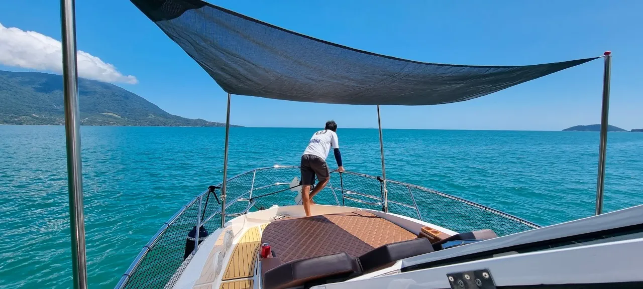 Lancha NX 37 pés - Foto 4 mostrando detalhes da embarcação