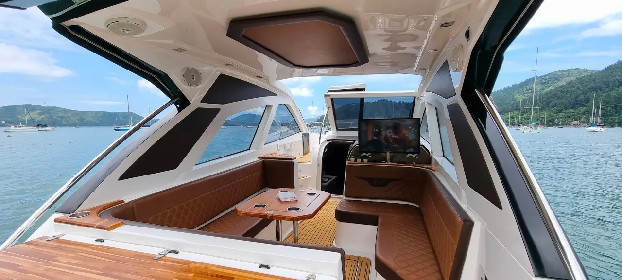 Lancha NX 37 pés - Foto 8 mostrando detalhes da embarcação