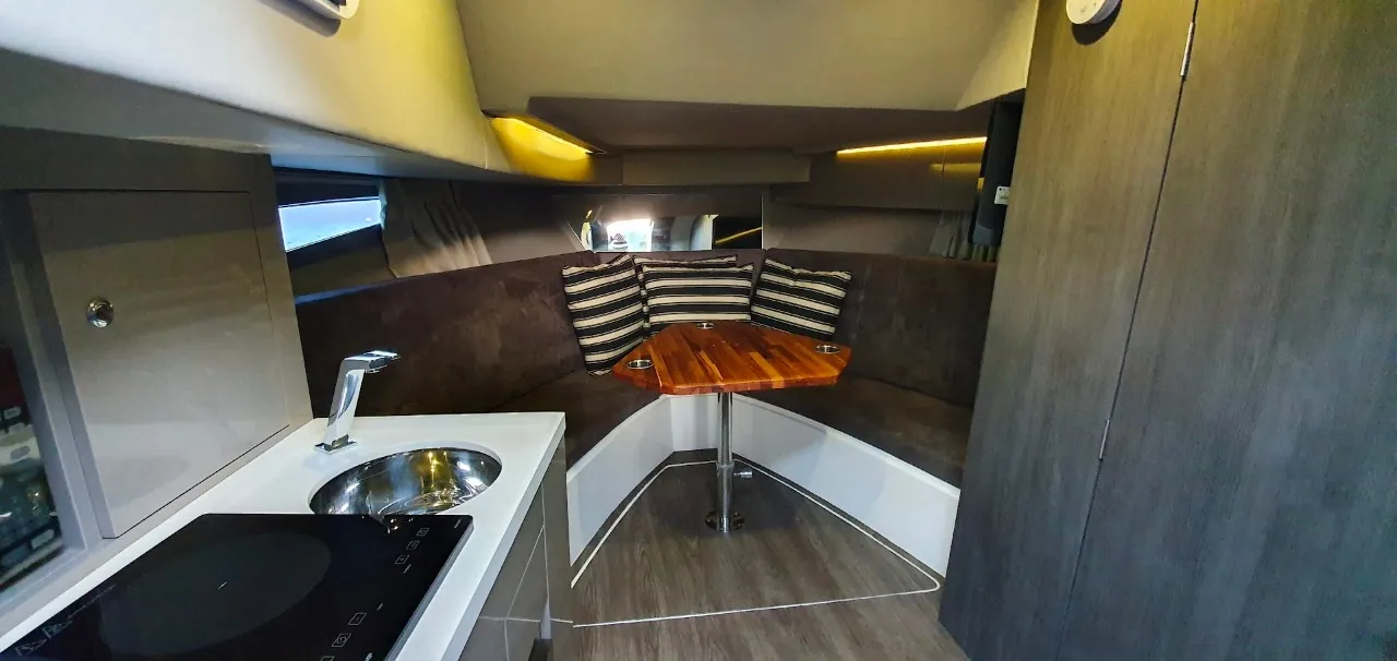 Lancha NX 37 pés - Foto 3 mostrando detalhes da embarcação