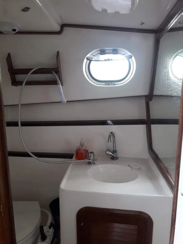 Lancha Mares 30 pés - Foto 3 mostrando detalhes da embarcação