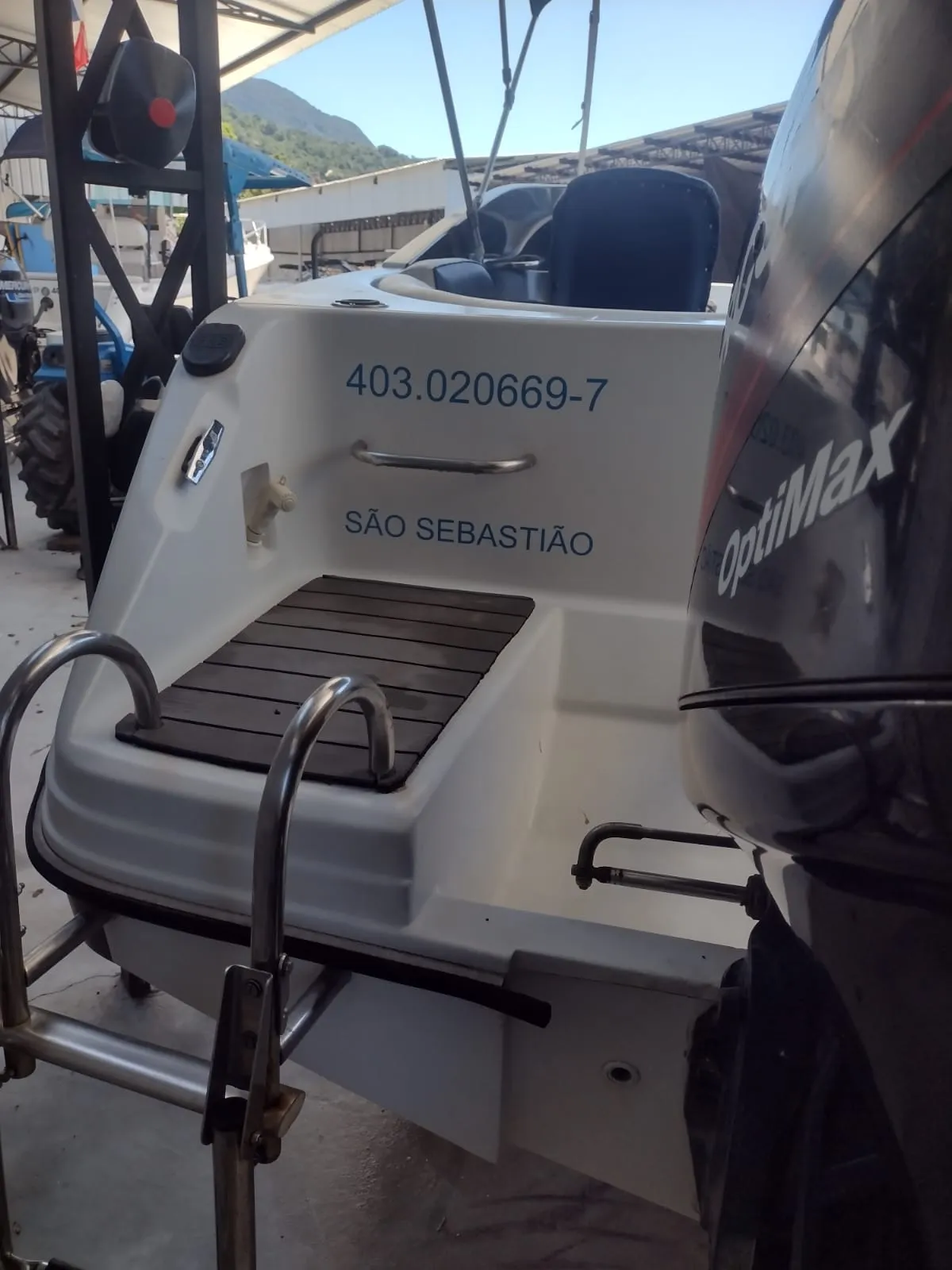 Lancha Alternativa 21 pés - Foto 5 mostrando detalhes da embarcação