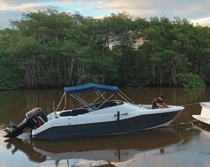 Lancha Alternativa 21 pés - Foto 9 mostrando detalhes da embarcação