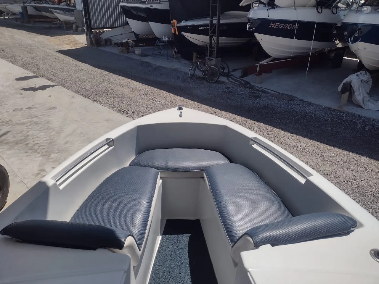 Lancha Alternativa 21 pés - Foto 4 mostrando detalhes da embarcação