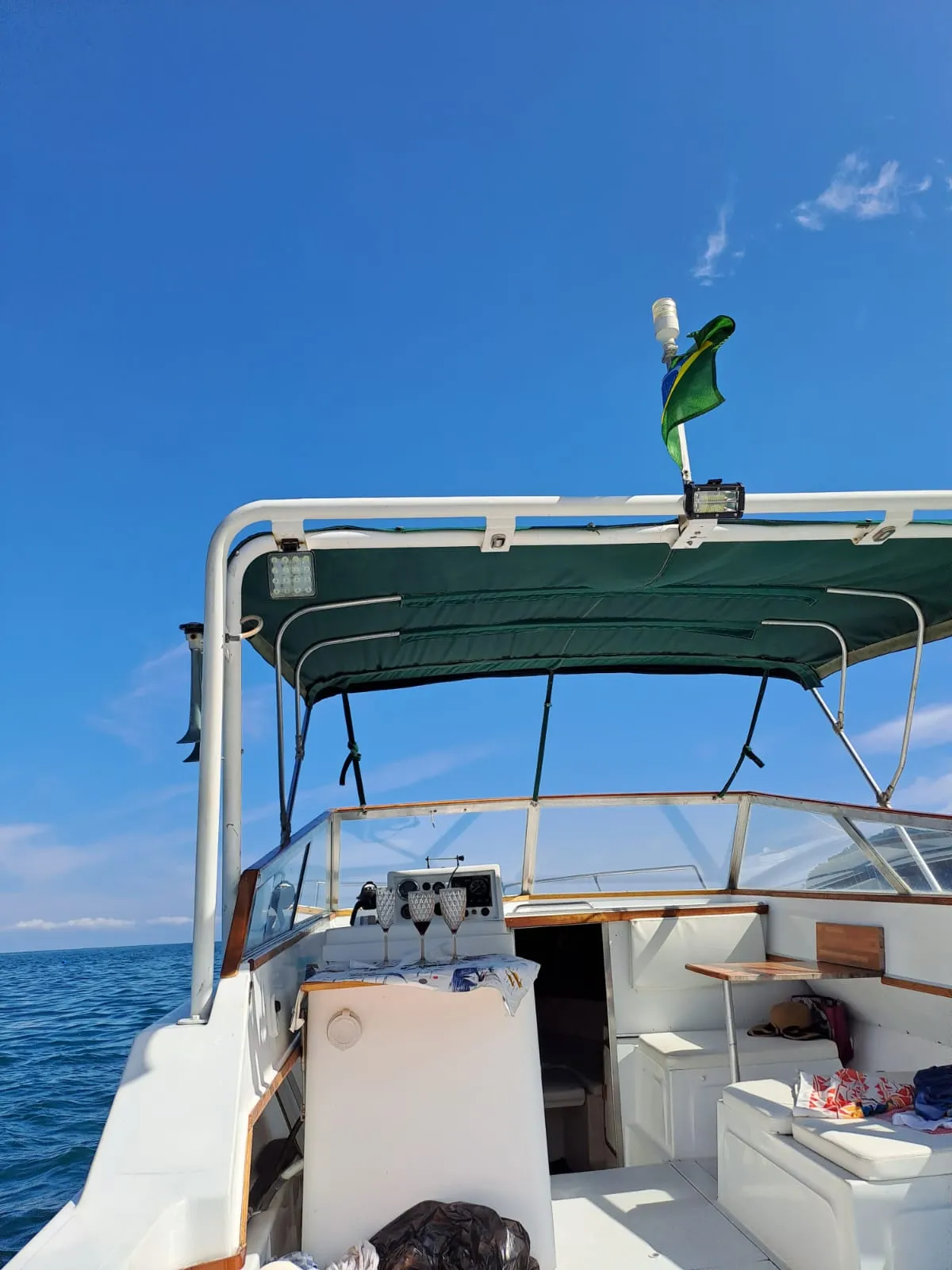 Lancha DM 28 pés - Foto 3 mostrando detalhes da embarcação