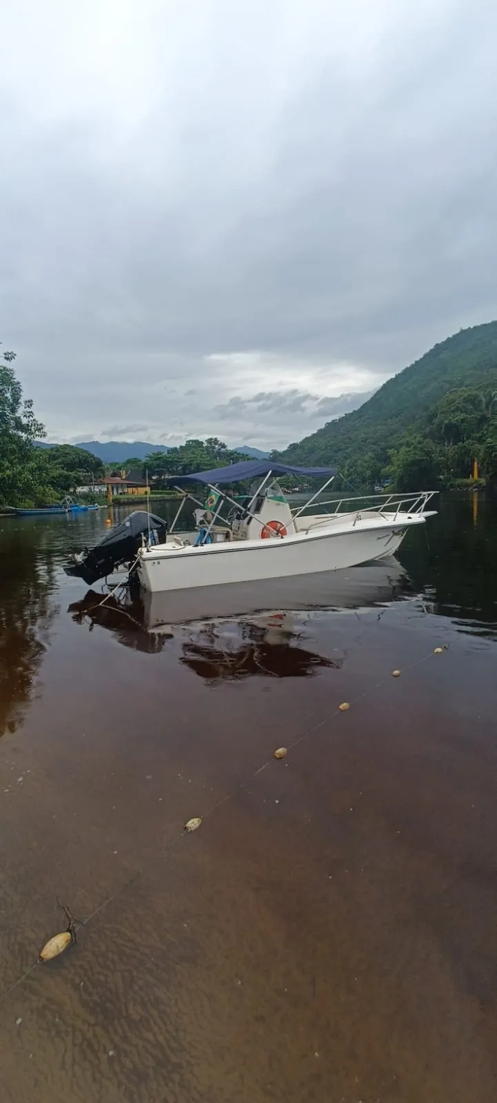 Lancha Fishing 22 pés - Foto 2 mostrando detalhes da embarcação