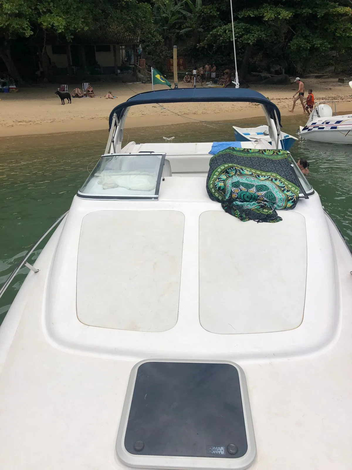 Lancha Runner 330 33 pés - Foto 6 mostrando detalhes da embarcação