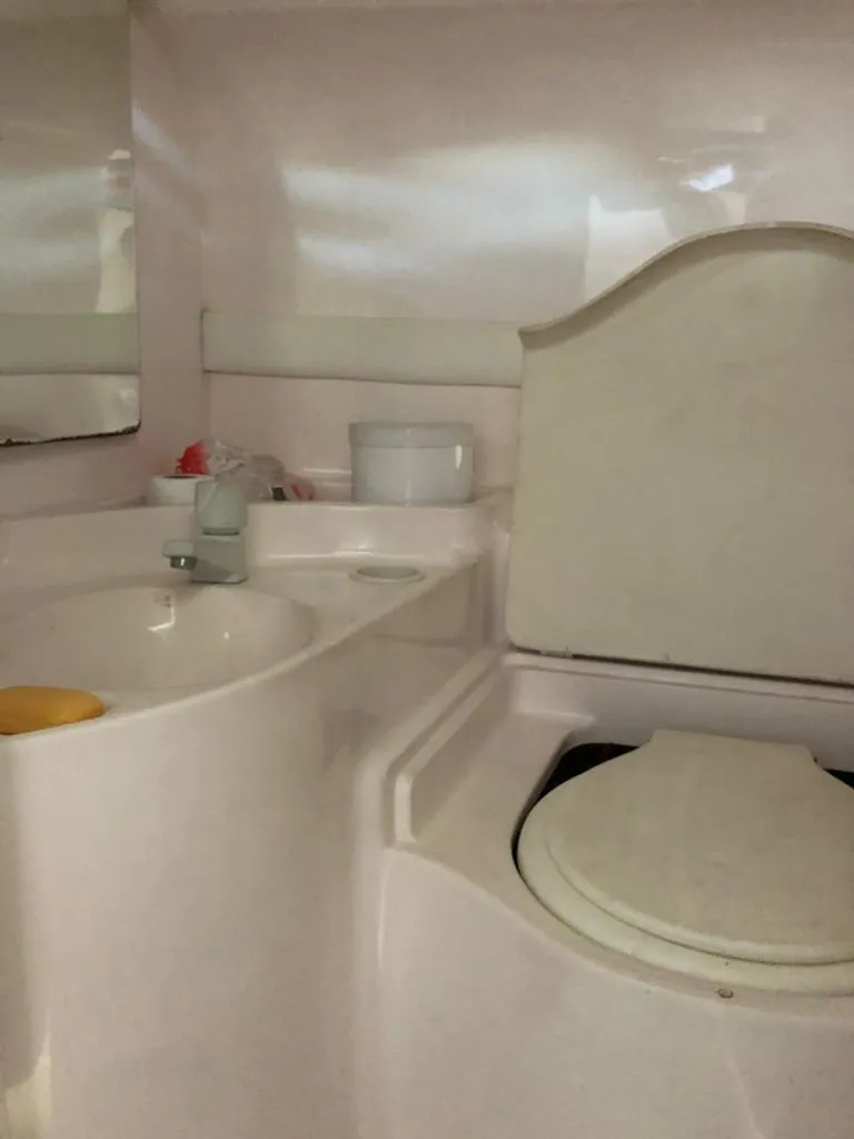 Lancha Runner 330 33 pés - Foto 5 mostrando detalhes da embarcação