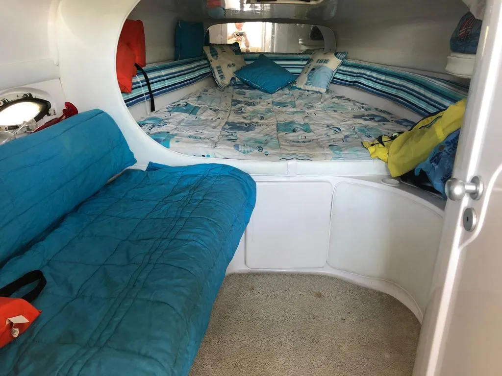 Lancha Runner 330 33 pés - Foto 9 mostrando detalhes da embarcação