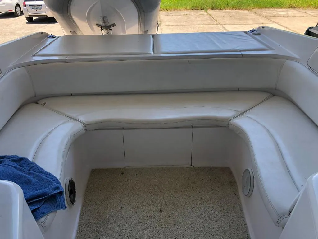 Lancha Runner 330 33 pés - Foto 3 mostrando detalhes da embarcação
