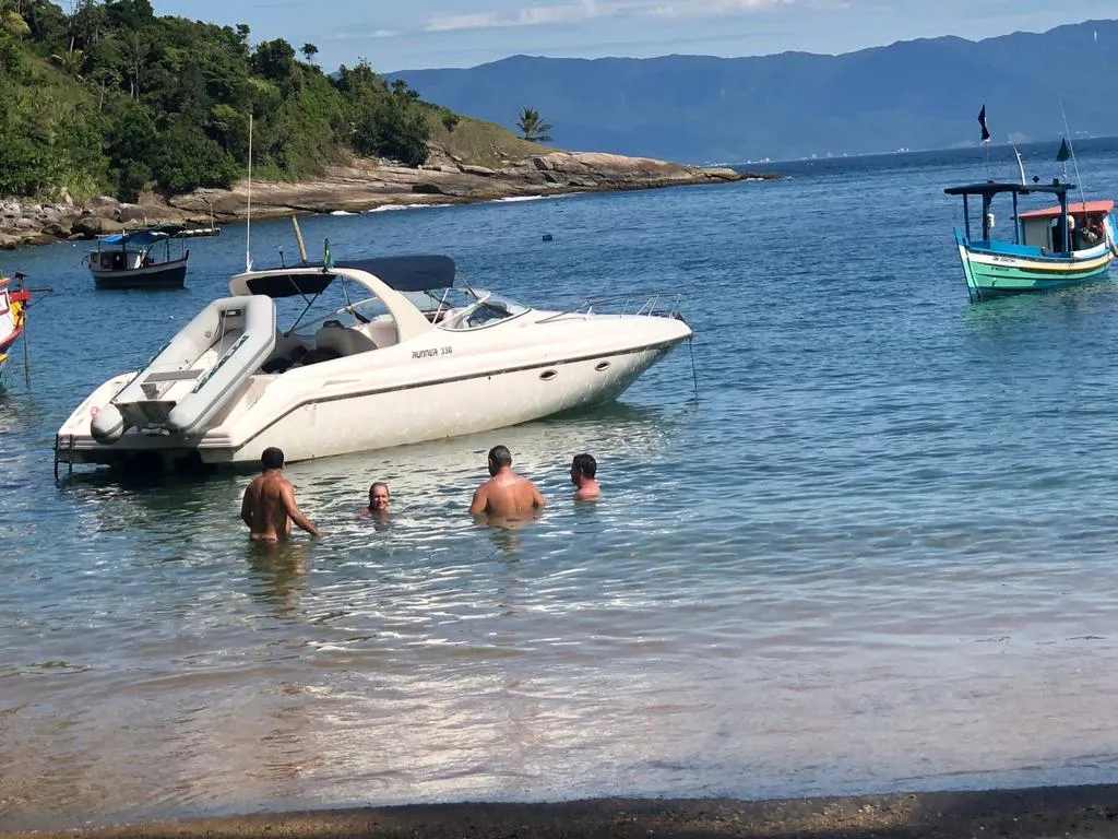 Lancha Runner 330 33 pés - Foto 7 mostrando detalhes da embarcação