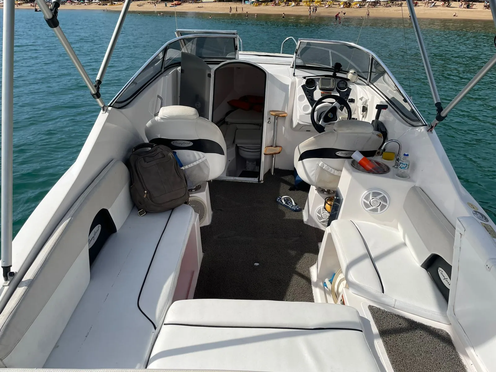 Lancha Ventura 21 pés - Foto 2 mostrando detalhes da embarcação