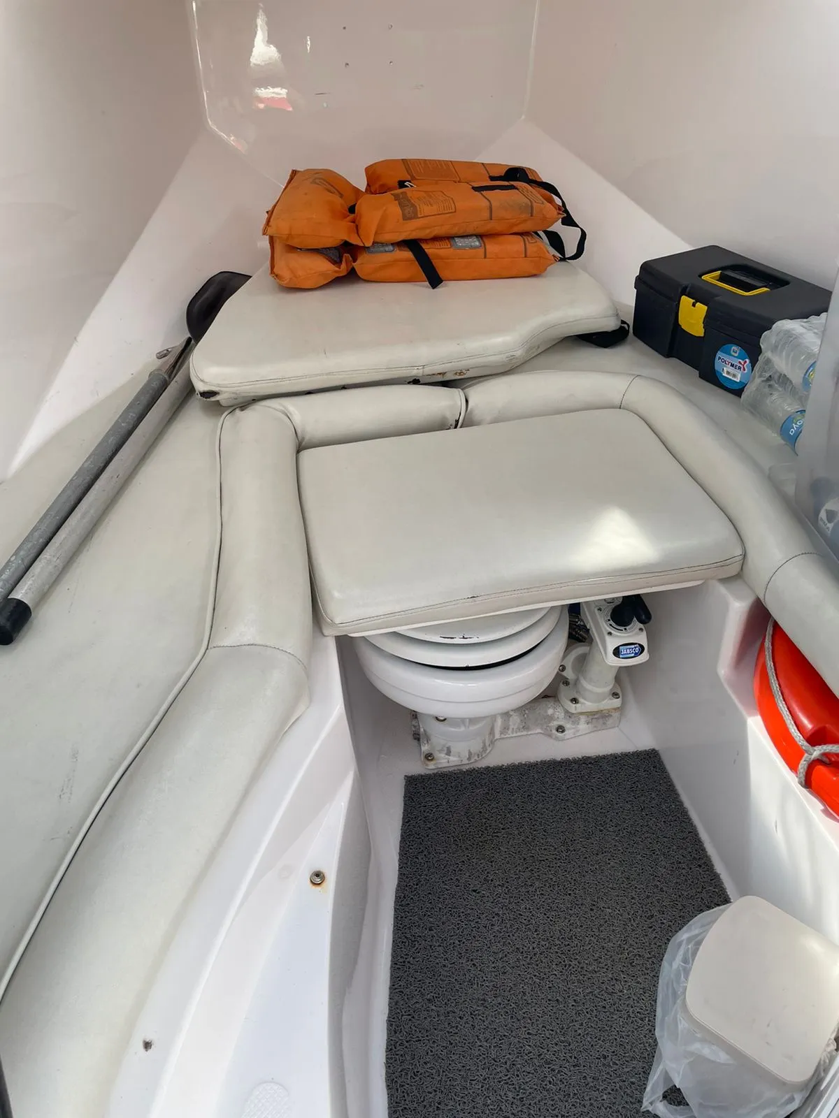 Lancha Ventura 21 pés - Foto 3 mostrando detalhes da embarcação