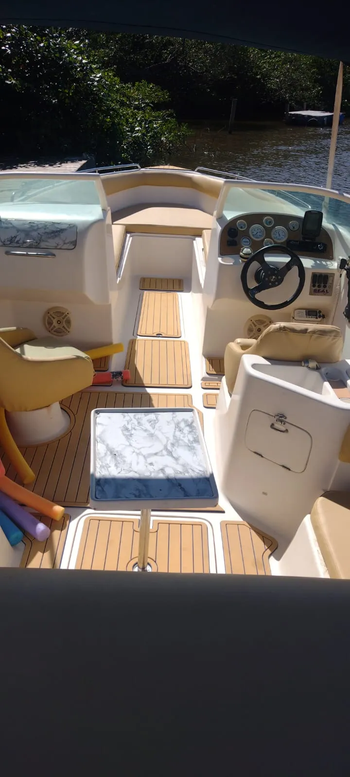Lancha Real Class 24 pés - Foto 6 mostrando detalhes da embarcação