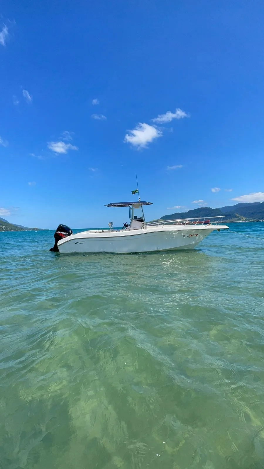 Lancha Fishing 26 pés - Foto 2 mostrando detalhes da embarcação