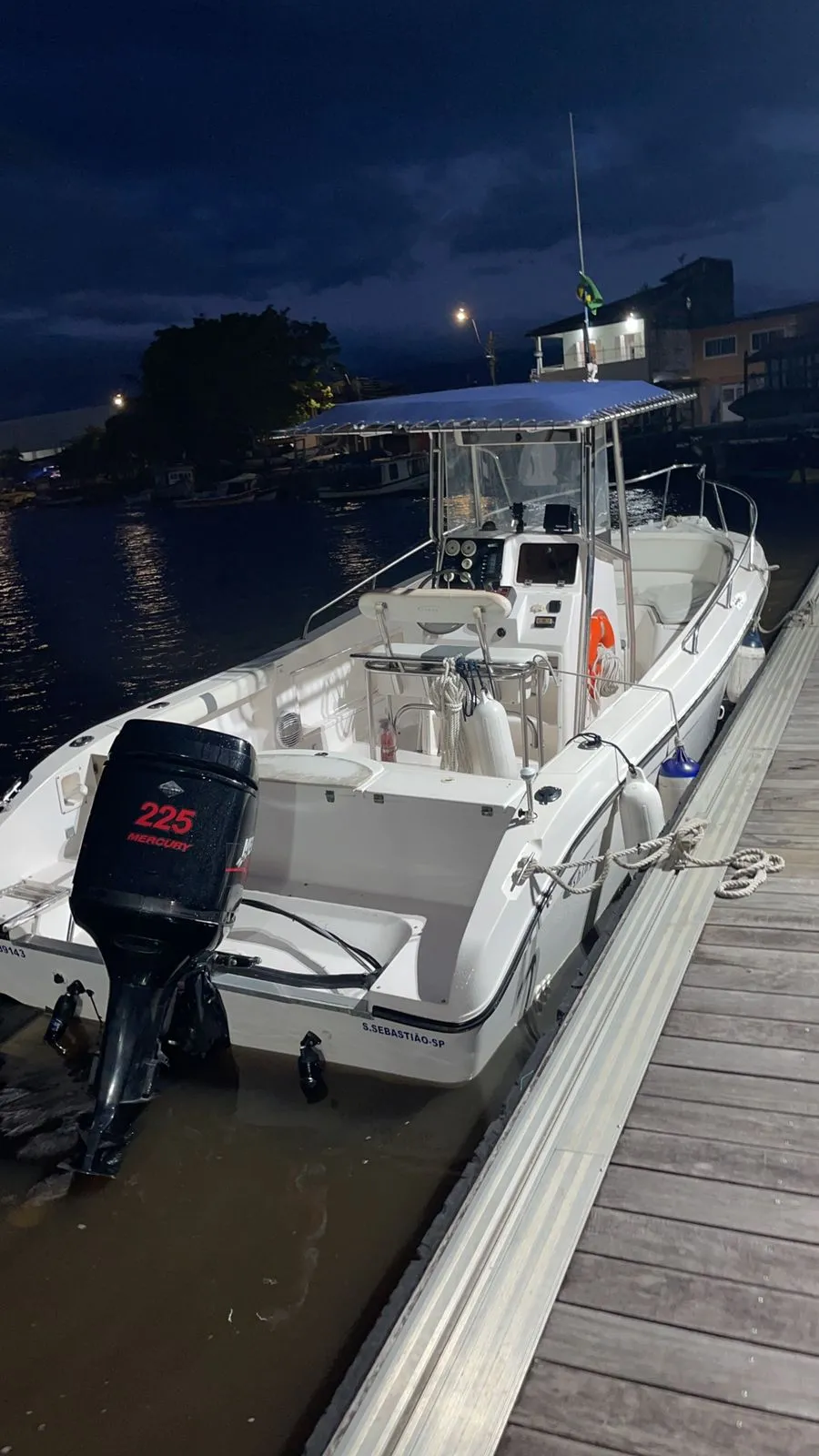 Lancha Fishing 26 pés - Foto 3 mostrando detalhes da embarcação