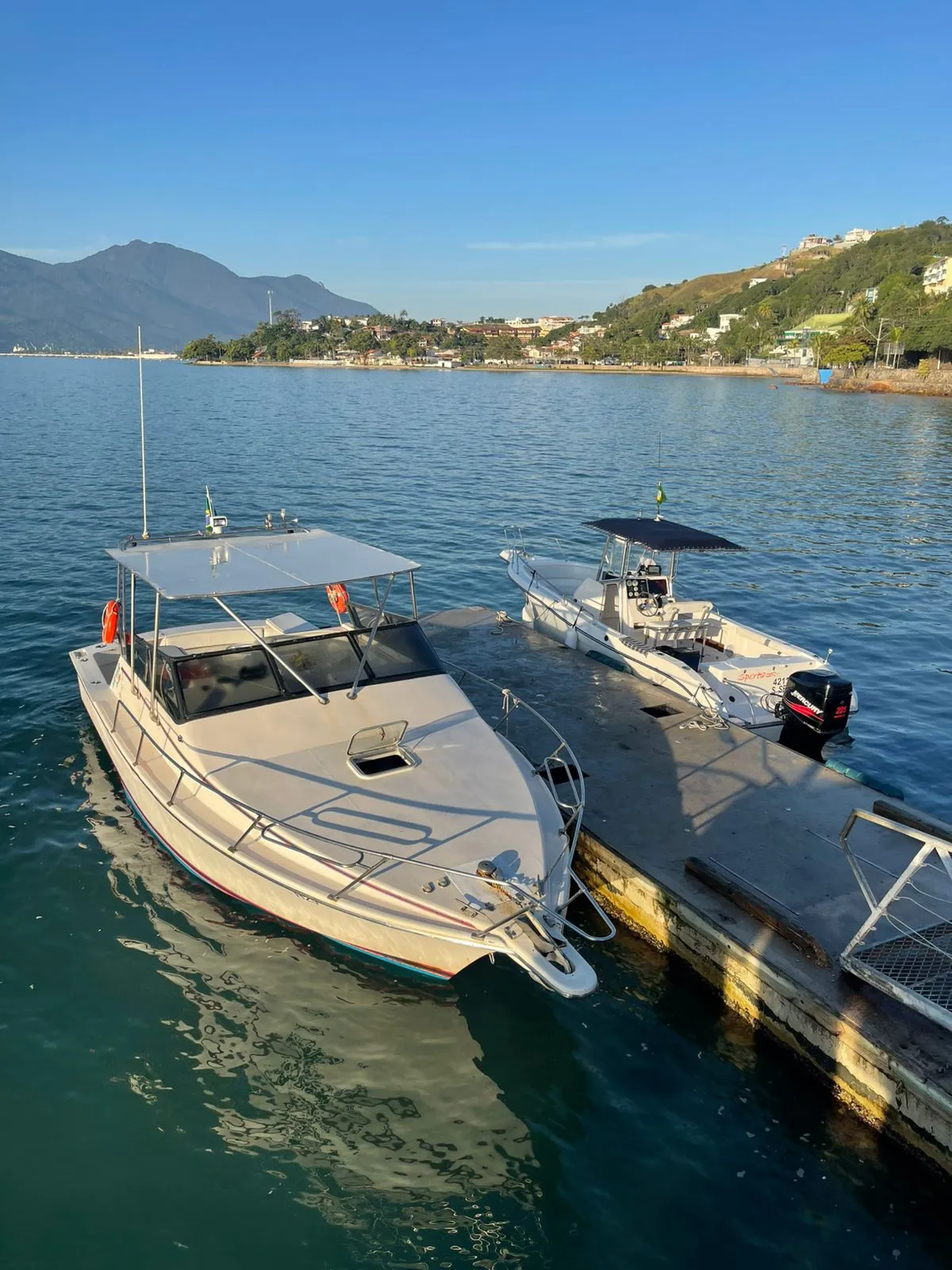 Lancha Mares 30 pés - Foto 3 mostrando detalhes da embarcação