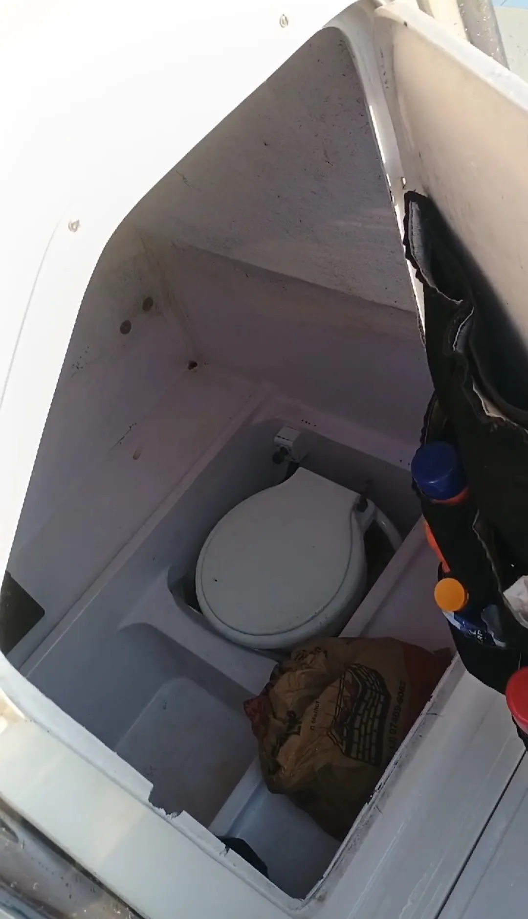 Lancha Riostar 25 pés - Foto 2 mostrando detalhes da embarcação