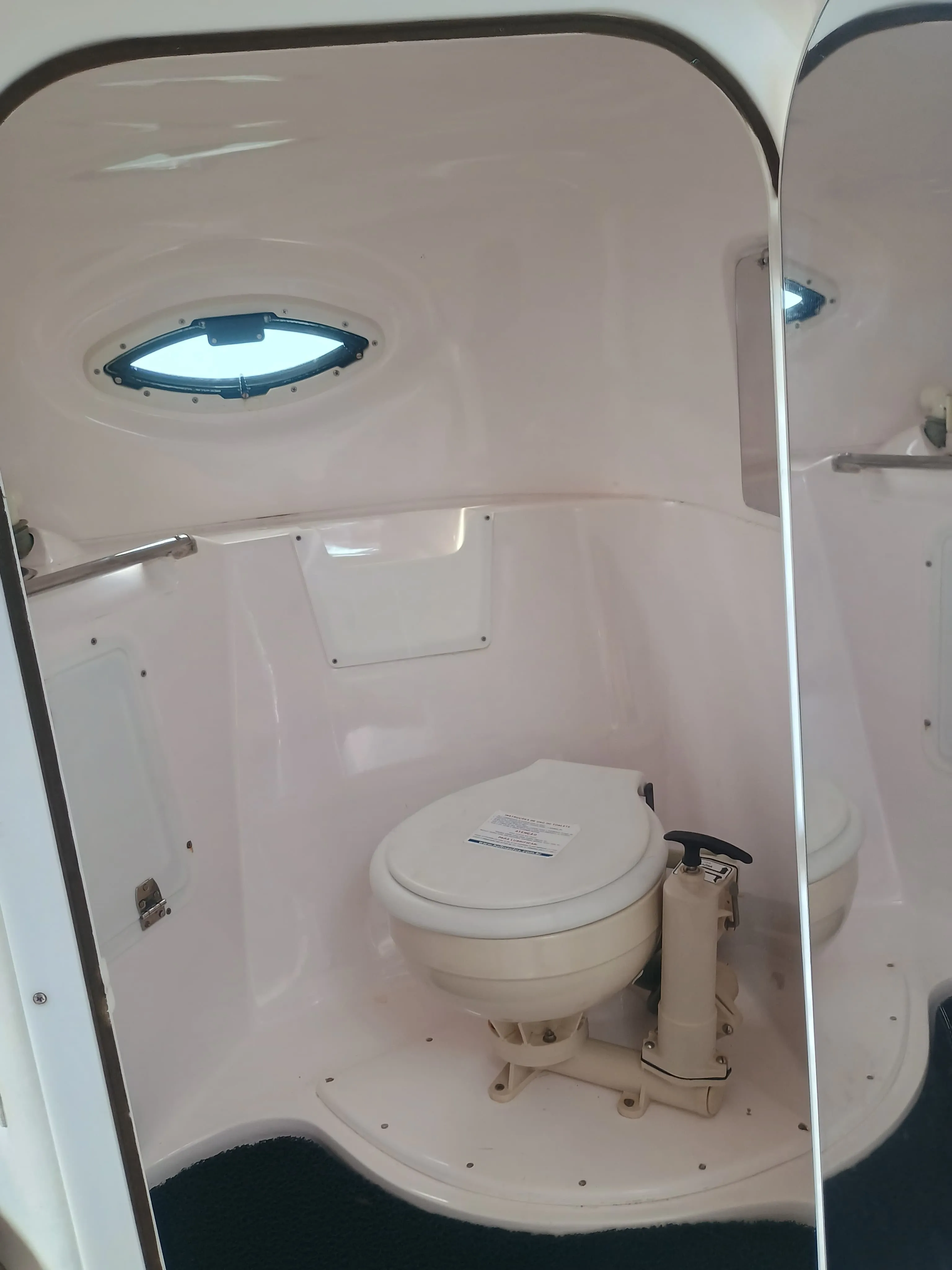 Lancha Focker 255 25 pés - Foto 2 mostrando detalhes da embarcação