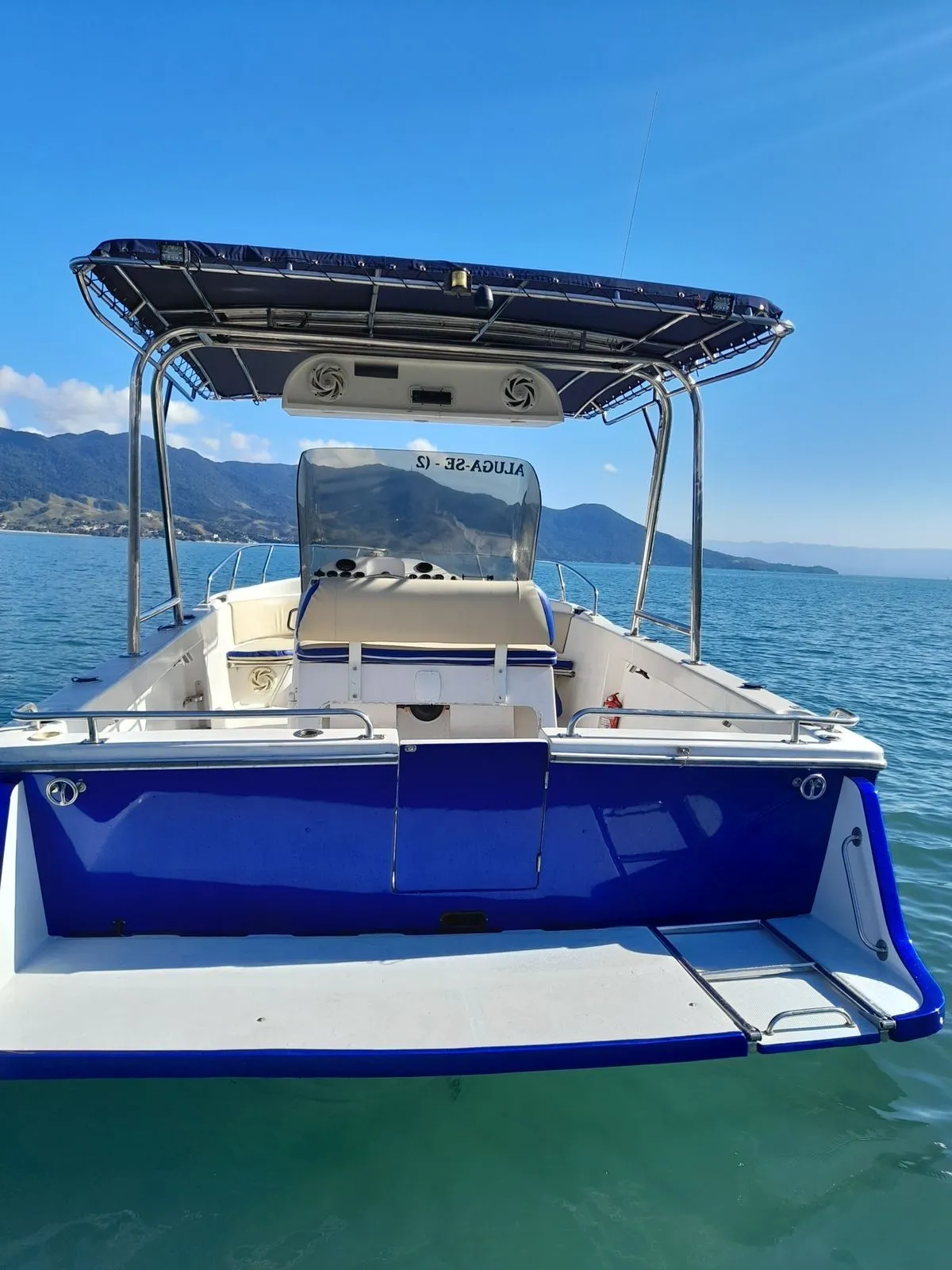 Lancha Fast 27 pés - Foto 2 mostrando detalhes da embarcação