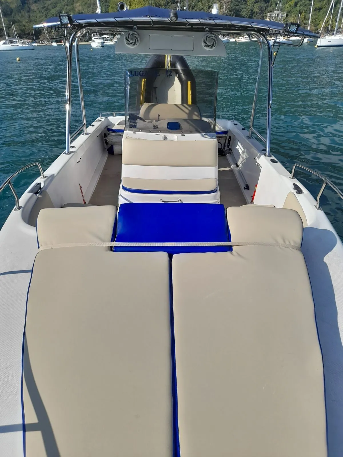 Lancha Fast 27 pés - Foto 4 mostrando detalhes da embarcação