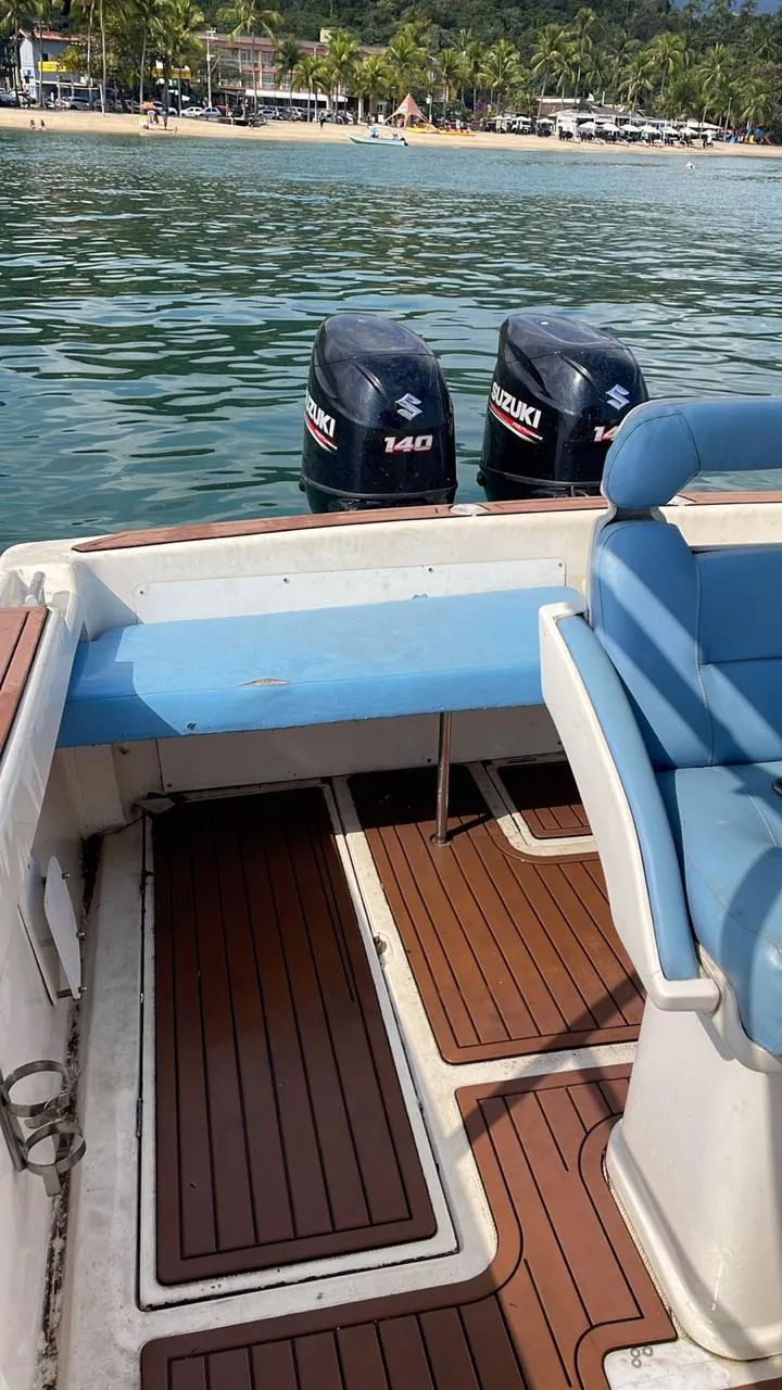 Lancha Fast 27 pés - Foto 4 mostrando detalhes da embarcação