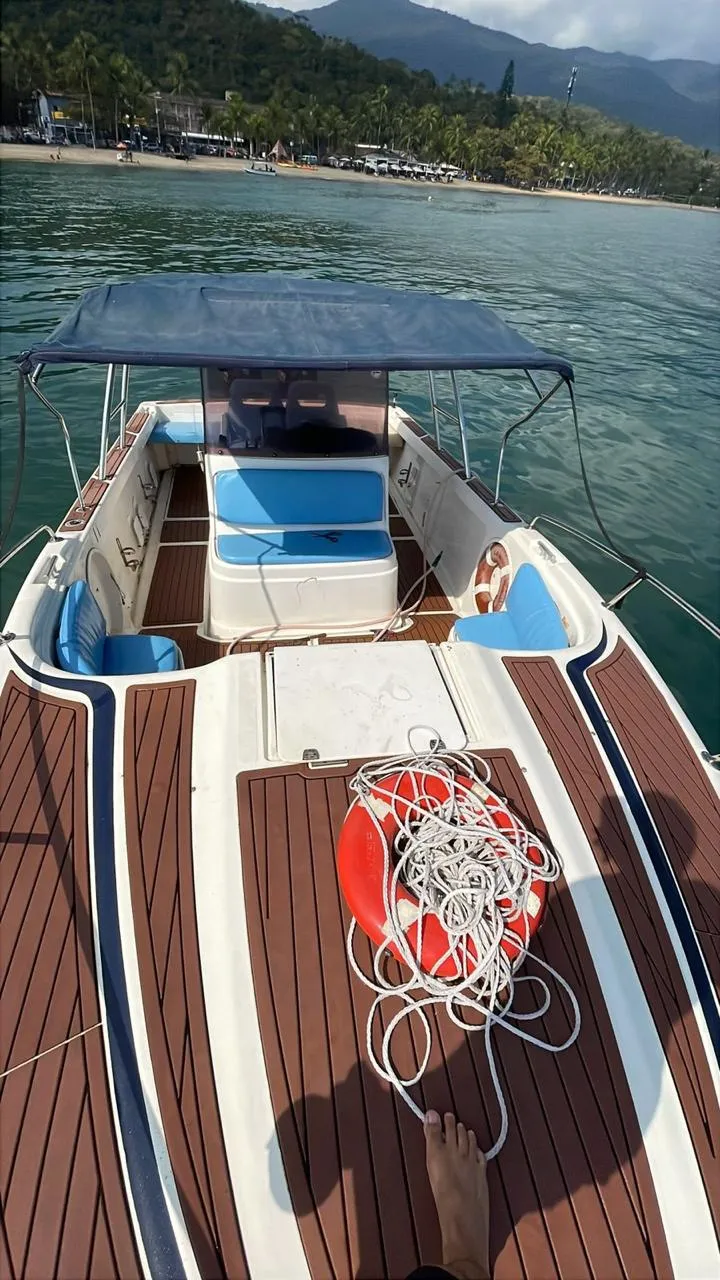 Lancha Fast 27 pés - Foto 3 mostrando detalhes da embarcação