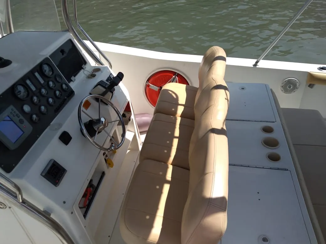 Lancha Fishing 32 pés - Foto 4 mostrando detalhes da embarcação