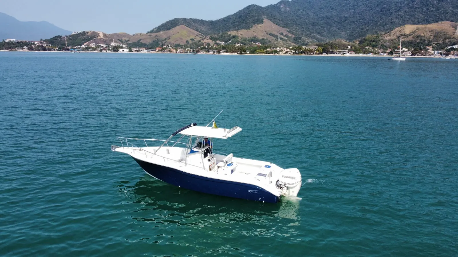 Lancha Fishing 26 pés - Foto 6 mostrando detalhes da embarcação