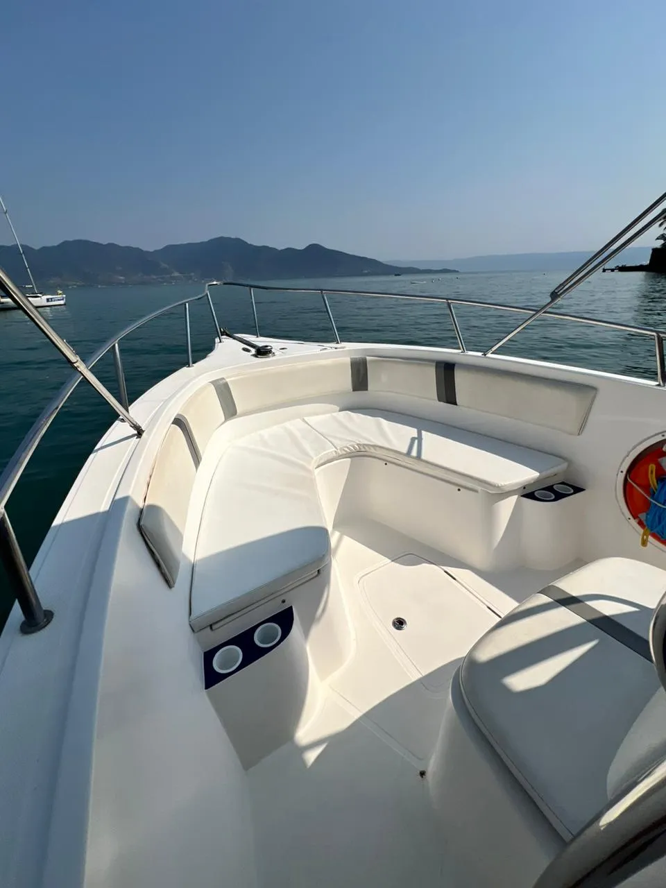 Lancha Fishing 26 pés - Foto 5 mostrando detalhes da embarcação