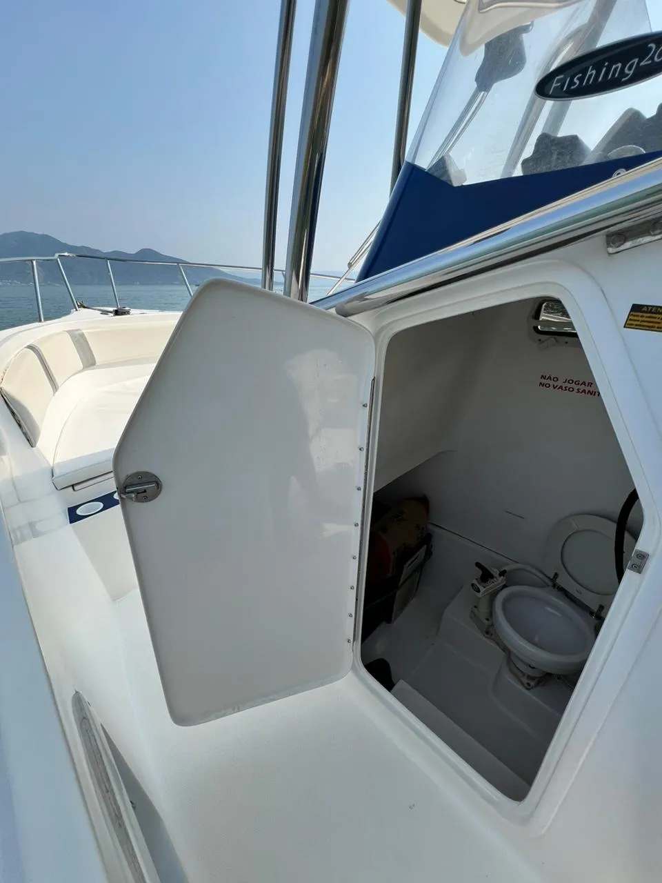 Lancha Fishing 26 pés - Foto 4 mostrando detalhes da embarcação
