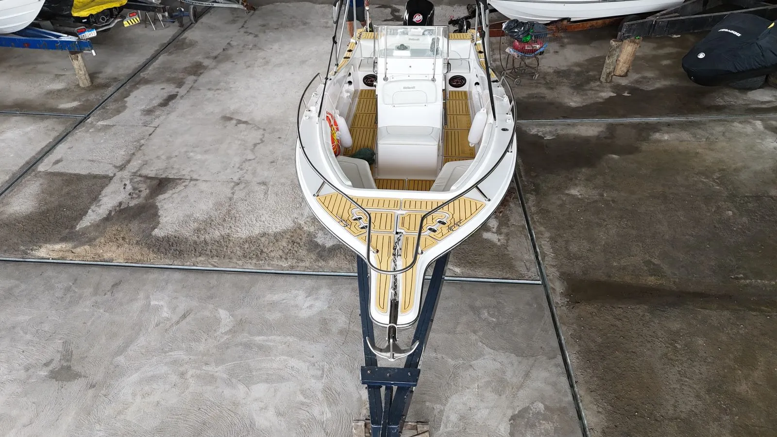 Lancha Wellcraft 22 pés - Foto 4 mostrando detalhes da embarcação