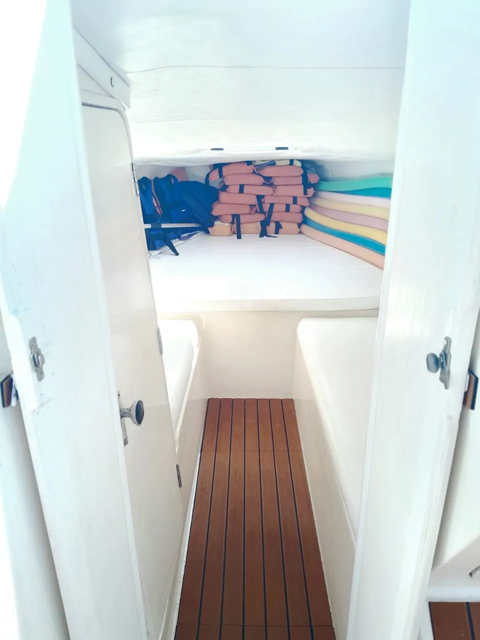 Lancha Magnum 29 pés - Foto 8 mostrando detalhes da embarcação