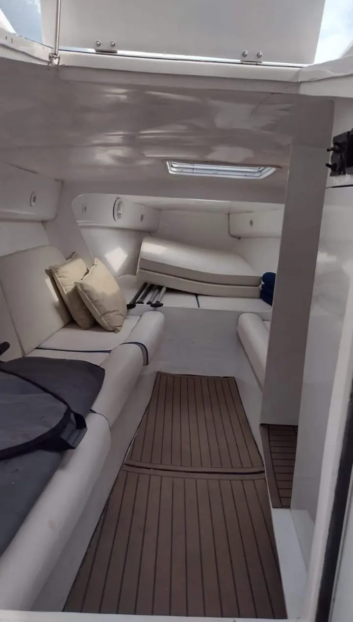 Lancha Chris Craft 36 pés - Foto 2 mostrando detalhes da embarcação