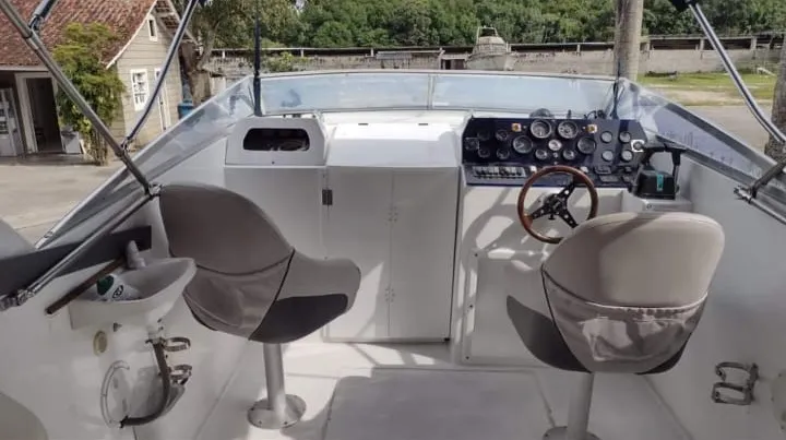 Lancha Chris Craft 36 pés - Foto 4 mostrando detalhes da embarcação