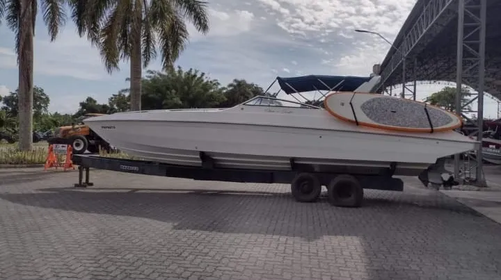 Lancha Chris Craft 36 pés - Foto 3 mostrando detalhes da embarcação